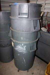 lot 72 image: (4) Round Trash Bins - (1) wheel dolly, 44 Gal
