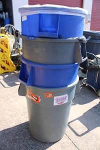 lot 18 image: (4) Round Trash bins - 44 Gal