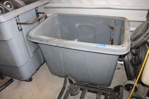 lot 50 image: Rubbermaid Plastic Trash Bin