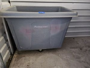 lot 55 image: Rubbermaid Rolling Plastic Trash Bin