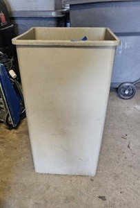 lot 60 image: Square Trash bin with vacuum parts