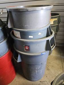 lot 64 image: (4) mixed sizes of Trash Bins