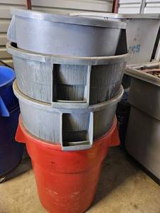 lot 65 image: (4) mixed sizes of Trash Bins