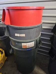 lot 67 image: (4) mixed sizes of Trash Bins
