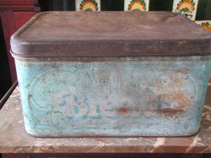 lot 34 image: Vintage metal wheat bread box W.VARIOUS ROCKS