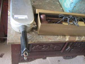 lot 35 image: Aluminum FLIPTOP OMELETTE PAN , Desk lamp   NELCO BOX