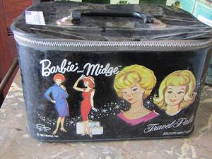 lot 2 image: Vintage Barbie Midge Case TRAVEL PALS 1963 with Original BARBIES  FASHION QUEEN & BUBBLE HEAD  W VARIOUS CLOTHES   $$$$ - dolls inside