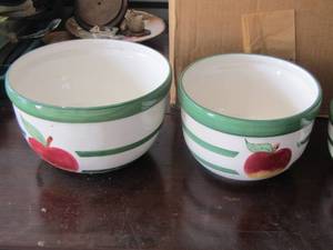 lot 46 image: set of 3 Asia apple design mixing bowls