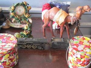 lot 47 image: LEATHER CAMEL, 2 jelly bean tin cans, Fairy clock   ,AMERICN FLYER LOCOMOMTIVE & COAL CAR