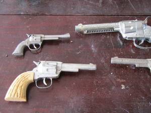 lot 58 image: 4  VINTAGE CAP GUNS