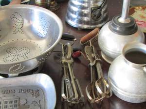 lot 77 image: kitchen items, strainer- tea kettle- blender- 2 hand mixers
