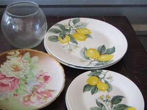 lot 78 image: dinner plates and saucers