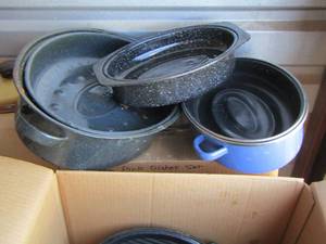 lot 93 image: roasting pan and roasters with lids