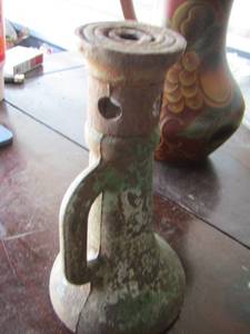 lot 9 image: Antique screw jack