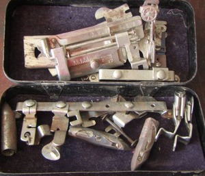 lot 124 image: VINTAGE SEWING MACHINE ACCESSORY ATTACHMENTS