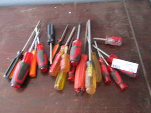 lot 133 image: lot of screw drivers