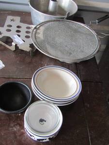 lot 138 image: baking pans- Bundt cake pan and cereal bowls
