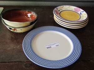 lot 151 image: 2 Rooster design bowls- 1 dinner plate- 4 Gibson salad bowls