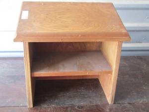 lot 153 image: small wooden podium 171812
