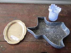lot 156 image: Texas shape glass platter- silver plate platter- 69 blown glass vase