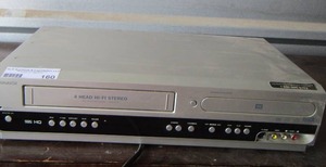lot 160 image: Magnavox dvd vhs combo player NO REMOTE