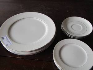 lot 10 image: Crown Victorian dishes- 4 dinner plates- 4 saucers- 3 cup plates