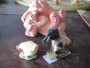 lot 174 image: pink pigs - Rooster  and a chicken  HOME DECOR