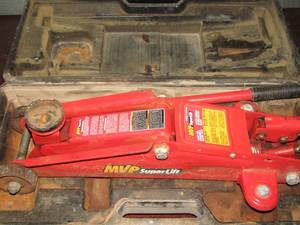 lot 180 image: mvp super lyft floor jack in case appears to be in good working condition