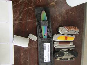 lot 192 image: lot of various pocket knifes - set of 3 throwing knives