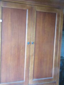 lot 20 image: ENTERTAINMENT CABINET - 3 DOORS BELOW - SEE PICTURES .