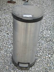 lot 231 image: TRASH CAN 13 GAL...