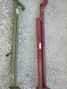 lot 233 image: T-POST PULLER  QTY 2
