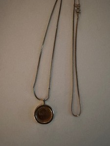 lot 253 image: VINTAGE 1966 UNA PESETA FRANCISCO FRANCO CAUDILLO COIN SPAIN  IN COIN HODER ON GOLD CHAIN