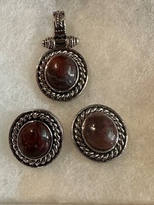 lot 248 image: PENDANT & EARRING SET.