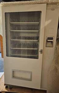 lot 3 image: BRAND NEW VENDING MACHINE XT0927T581 STILL IN SHIPPING CRATE READY TO BE SET UP AND PUT TO WORK. THIS UNIT IS VERY HEAVY. ONE WAS OPENED TO TAKE THE PICTURES BUT STILL IN CRATE. SAME PICTURES USED FOR ALL FIVE LOTS. SEE FULL DESCRIPTION