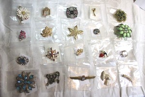 lot 39 image: BroochPin collection