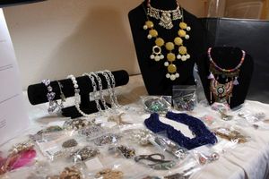 lot 139 image: Jewelry missing O-rings or connectors. Mostly easily repairable pieces just missing O-rings. Great for resellers