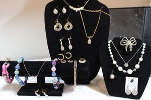 lot 133 image: Rhinestone sparkle jewelry selection