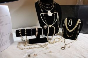 lot 106 image: Fashion pearl jewelry