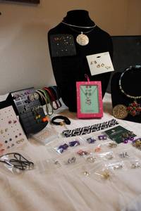 lot 118 image: Chokers and earring sets.