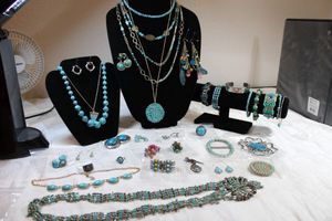 lot 123 image: Faux Turquoise fashion jewelry