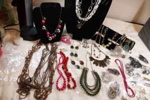 lot 121 image: Necklace selection. Generous quantity.