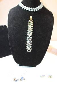 lot 131 image: Lisner branded jewelry that needs repair
