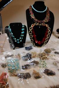 lot 120 image: Necklace selection. Generous quantity.