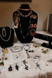 lot 115 image: (15) Jewelry suite sets.