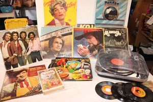 lot 179 image: Inovative Technology Record Player with LP albums and 45s, see photos.
