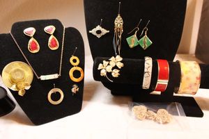 lot 107 image: Enamel jewelry and assorted broochespins