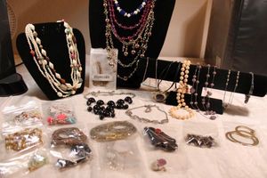 lot 72 image: (20) Necklace selection. Assorted styles, lengths, materials and conditions.