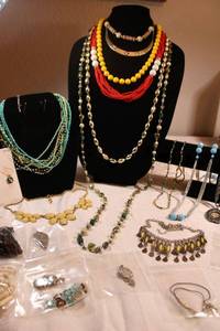 lot 70 image: (20) Necklace selection. Assorted styles, lengths, materials and conditions.
