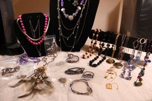 lot 71 image: (20) Necklace selection. Assorted styles, lengths, materials and conditions.